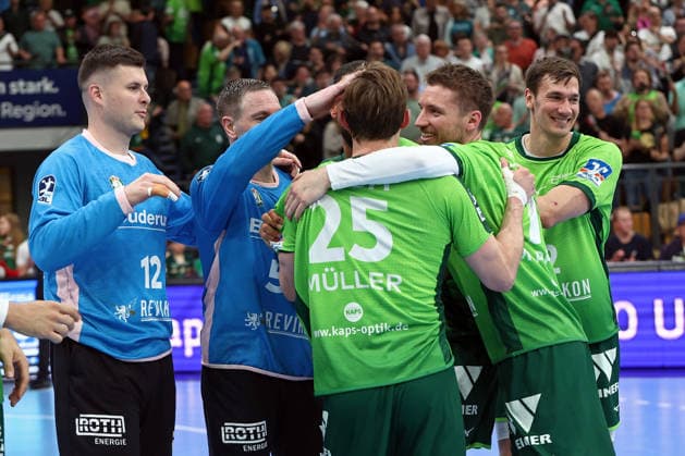 26.04.2026, xovx, Handball Daikin Handball Bundesliga, HSG Wetzlar - Bergischer HC Die Spieler der HSG Wetzlar bejubeln den 33:29 Sieg über den Bergischen HC Wetzlar Buderus-Arena Hessen Deutschland (DE)