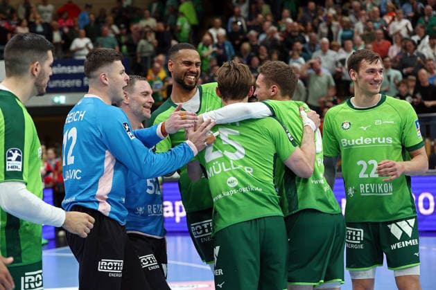 26.04.2026, xovx, Handball Daikin Handball Bundesliga, HSG Wetzlar - Bergischer HC Die Spieler der HSG Wetzlar bejubeln den 33:29 Sieg über den Bergischen HC Wetzlar Buderus-Arena Hessen Deutschland (DE)