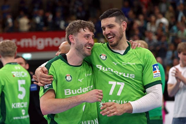 26.04.2026, xovx, Handball Daikin Handball Bundesliga, HSG Wetzlar - Bergischer HC Die Spieler der HSG Wetzlar bejubeln den 33:29 Sieg über den Bergischen HC, v.l. Niklas Theiß (HSG Wetzlar), Stefan Cavor (HSG Wetzlar) Wetzlar Buderus-Arena Hessen Deutschland (DE)