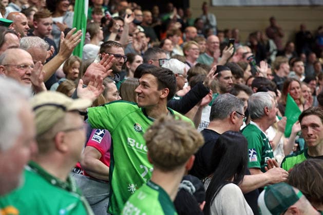 26.04.2026, xovx, Handball Daikin Handball Bundesliga, HSG Wetzlar - Bergischer HC Die Spieler der HSG Wetzlar bejubeln den 33:29 Sieg über den Bergischen HC, hier Jubel alt Jona Schoch (HSG Wetzlar) mit den Fans der HSG Wetzlar Wetzlar Buderus-Arena Hessen Deutschland (DE)