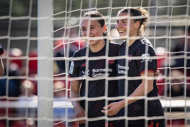 Google Pixel Frauen-Bundesliga; Bayer 04 Leverkusen - SC Freiburg, 26.04.2026 Der nächste Torjubel - Carlotta Wamser (Bayer 04 Leverkusen, 37, rechts) stellt auf 4:0; Bayer 04 Leverkusen - SC Freiburg an Spieltag 23 der Google Pixel Frauen-Bundesliga am 26.04.2026 im Ulrich-Haberland-Stadion in Leverkusen (Nordrhein-Westfalen). DFL REGULATIONS PROHIBIT ANY USE OF PHOTOGRAPHS AS IMAGE SEQUENCES AND OR QUASI-VIDEO. Copyright: xBEAUTIFULxSPORTS AxelxKohringx