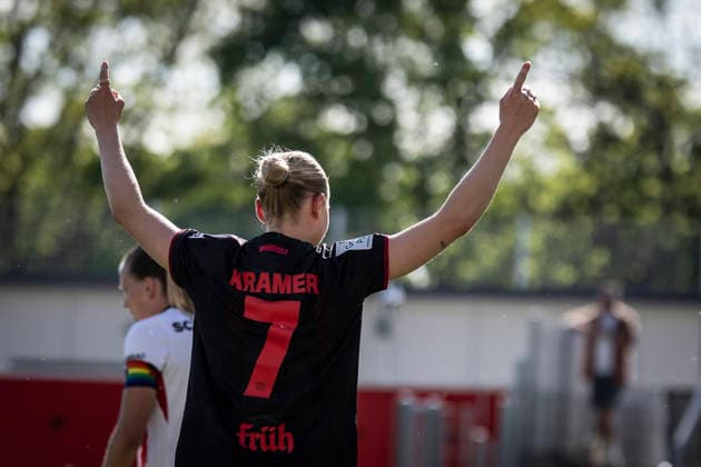 Google Pixel Frauen-Bundesliga; Bayer 04 Leverkusen - SC Freiburg, 26.04.2026 Torjubel bei Cornelia Kramer (Bayer 04 Leverkusen, 7) als Vorlagengeberin; Bayer 04 Leverkusen - SC Freiburg an Spieltag 23 der Google Pixel Frauen-Bundesliga am 26.04.2026 im Ulrich-Haberland-Stadion in Leverkusen (Nordrhein-Westfalen). DFL REGULATIONS PROHIBIT ANY USE OF PHOTOGRAPHS AS IMAGE SEQUENCES AND OR QUASI-VIDEO. Copyright: xBEAUTIFULxSPORTS AxelxKohringx
