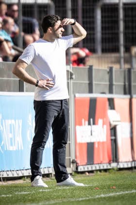 Google Pixel Frauen-Bundesliga; Bayer 04 Leverkusen - SC Freiburg, 26.04.2026 Edmond Kapllani (Trainer SC Freiburg Frauen); Bayer 04 Leverkusen - SC Freiburg an Spieltag 23 der Google Pixel Frauen-Bundesliga am 26.04.2026 im Ulrich-Haberland-Stadion in Leverkusen (Nordrhein-Westfalen). DFL REGULATIONS PROHIBIT ANY USE OF PHOTOGRAPHS AS IMAGE SEQUENCES AND OR QUASI-VIDEO. Copyright: xBEAUTIFULxSPORTS AxelxKohringx