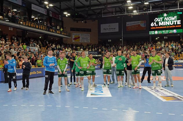 26.04.2026, xovx, Handball Daikin Handball Bundesliga, HSG Wetzlar - Bergischer HC Die Spieler der HSG Wetzlar bejubeln den 33:29 Sieg über den Bergischen HC. Wetzlar Buderus-Arena Hessen Deutschland (DE)