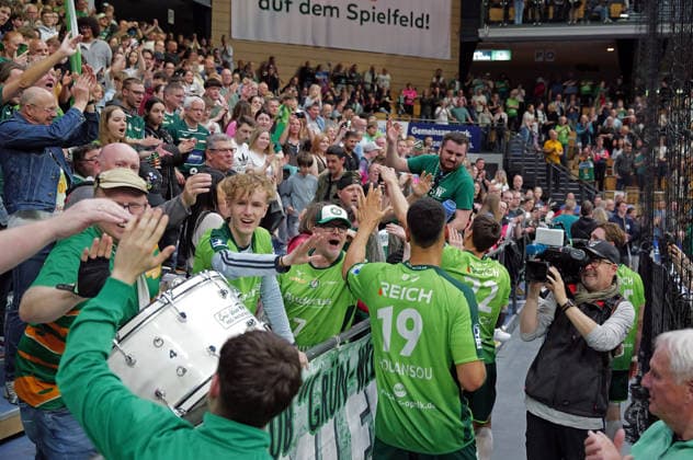 26.04.2026, xovx, Handball Daikin Handball Bundesliga, HSG Wetzlar - Bergischer HC Die Spieler der HSG Wetzlar bejubeln mit den Fans den 33:29 Sieg über den Bergischen HC. Wetzlar Buderus-Arena Hessen Deutschland (DE)