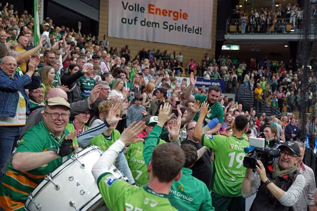 26.04.2026, xovx, Handball Daikin Handball Bundesliga, HSG Wetzlar - Bergischer HC Die Spieler der HSG Wetzlar bejubeln mit den Fans den 33:29 Sieg über den Bergischen HC. Wetzlar Buderus-Arena Hessen Deutschland (DE)