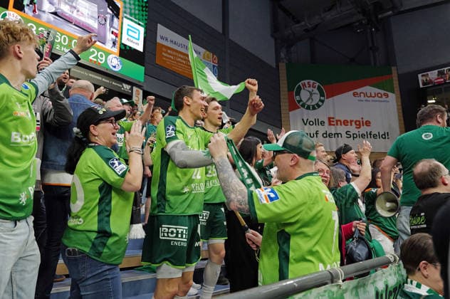 26.04.2026, xovx, Handball Daikin Handball Bundesliga, HSG Wetzlar - Bergischer HC Die Spieler der HSG Wetzlar bejubeln mit den Fans den 33:29 Sieg über den Bergischen HC. Wetzlar Buderus-Arena Hessen Deutschland (DE)
