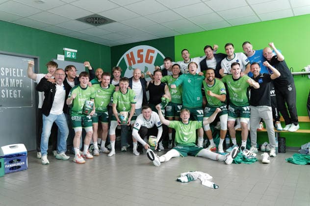 26.04.2026, xovx, Handball Daikin Handball Bundesliga, HSG Wetzlar - Bergischer HC Die Spieler der HSG Wetzlar bejubeln den 33:29 Sieg über den Bergischen HC. Wetzlar Buderus-Arena Hessen Deutschland (DE)