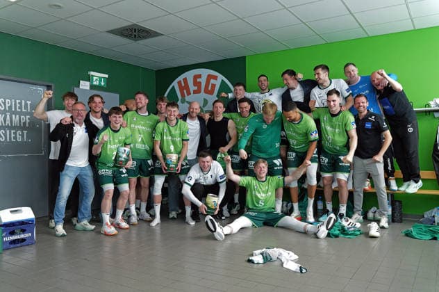 26.04.2026, xovx, Handball Daikin Handball Bundesliga, HSG Wetzlar - Bergischer HC Die Spieler der HSG Wetzlar bejubeln den 33:29 Sieg über den Bergischen HC. Wetzlar Buderus-Arena Hessen Deutschland (DE)