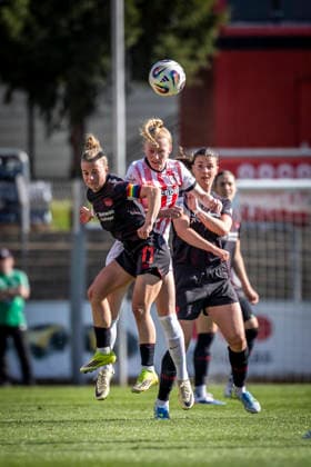 Google Pixel Frauen-Bundesliga; Bayer 04 Leverkusen - SC Freiburg, 26.04.2026 Kristin Kögel (Bayer 04 Leverkusen, 11) geht zum Kopfball; Bayer 04 Leverkusen - SC Freiburg an Spieltag 23 der Google Pixel Frauen-Bundesliga am 26.04.2026 im Ulrich-Haberland-Stadion in Leverkusen (Nordrhein-Westfalen). DFL REGULATIONS PROHIBIT ANY USE OF PHOTOGRAPHS AS IMAGE SEQUENCES AND OR QUASI-VIDEO. Copyright: xBEAUTIFULxSPORTS AxelxKohringx