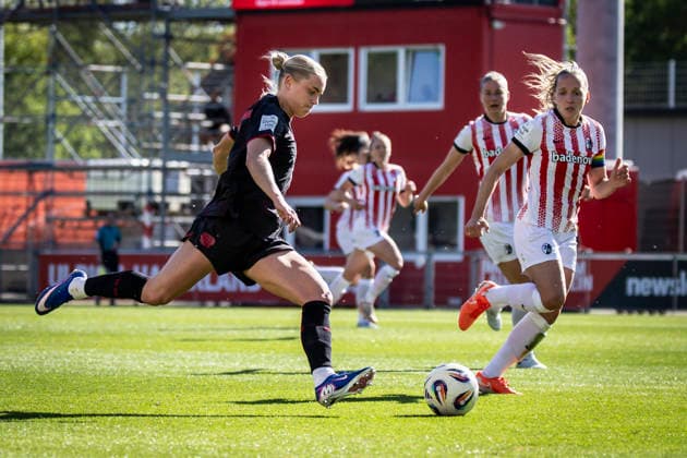 Google Pixel Frauen-Bundesliga; Bayer 04 Leverkusen - SC Freiburg, 26.04.2026 Cornelia Kramer (Bayer 04 Leverkusen, 7) flankt zum 4:0; Bayer 04 Leverkusen - SC Freiburg an Spieltag 23 der Google Pixel Frauen-Bundesliga am 26.04.2026 im Ulrich-Haberland-Stadion in Leverkusen (Nordrhein-Westfalen). DFL REGULATIONS PROHIBIT ANY USE OF PHOTOGRAPHS AS IMAGE SEQUENCES AND OR QUASI-VIDEO. Copyright: xBEAUTIFULxSPORTS AxelxKohringx