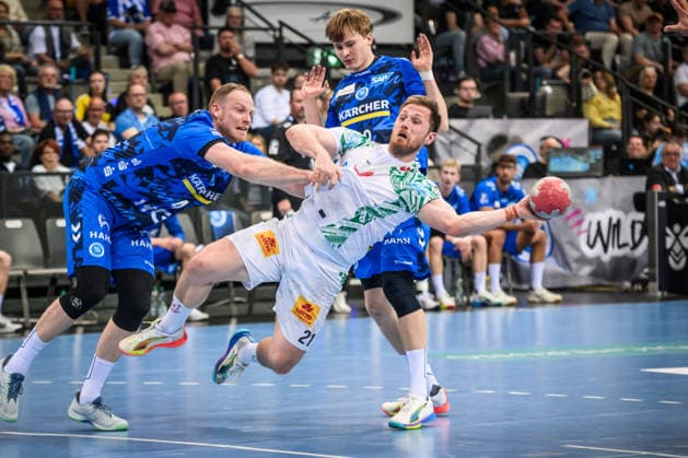 Albin Lagergren (SC Magdeburg 21) vs. Lenny Rubin (TVB Stuttgart, 44), li. und Linus Schmid (TVB Stuttgart, 18) GER, TVB Stuttgart - SC Magdeburg, DAIKIN HBL, Handball, Bundesliga, 29. Spieltag, Spielzeit 2025 2026, 26.04.2026 GER, TVB Stuttgart - SC Magdeburg, DAIKIN HBL, Handball, Bundesliga, 29. Spieltag, Spielzeit 2025 2026, 26.04.2026 Stuttgart Copyright: xSandyxDinkelackerx EP_SDR