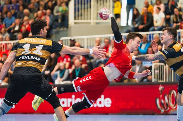 Max Neuhaus (TuSEM Essen, 37) beim Sprungwurf TuSEM Essen vs. HC Elbflorenz Dresden, Handball, 2.HBL, 29.Spieltag, Saison 2025 26, 26.04.2026, TuSEM Essen vs. HC Elbflorenz Dresden, Handball, 2.HBL, 29.Spieltag, Saison 2025 26, 26.04.2026 Essen Copyright: xEibner-Pressefoto LukasxBaldygax EP_LBA