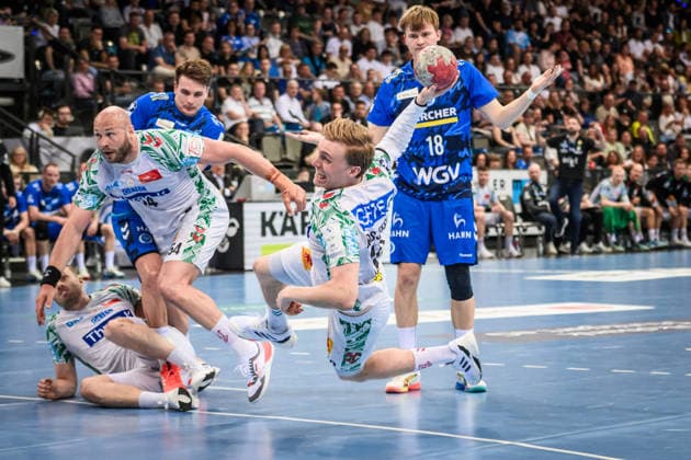 Gisli Thorgeir Kristjansson (SC Magdeburg 10) - Sprung in den Kreis, li. daneben noch Oscar Bergendahl (SC Magdeburg 54) und Felix Claar (SC Magdeburg 07), die Stuttgarter Max Haefner (TVB Stuttgart, 03), li. und Linus Schmid (TVB Stuttgart, 18) haben das Nachsehen GER, TVB Stuttgart - SC Magdeburg, DAIKIN HBL, Handball, Bundesliga, 29. Spieltag, Spielzeit 2025 2026, 26.04.2026 GER, TVB Stuttgart - SC Magdeburg, DAIKIN HBL, Handball, Bundesliga, 29. Spieltag, Spielzeit 2025 2026, 26.04.2026 Stuttgart Copyright: xSandyxDinkelackerx EP_SDR