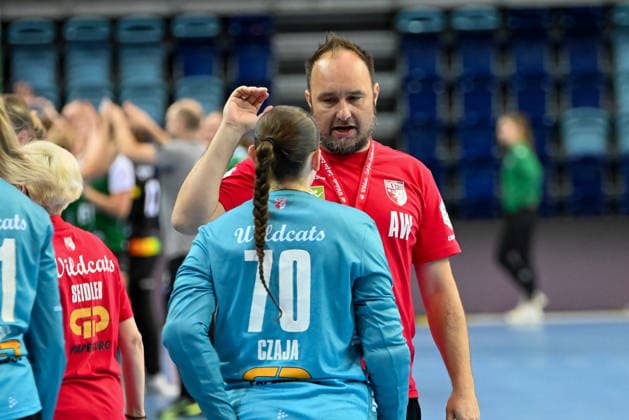 Andreas Wiese (SV Union Halle-Neustadt, Torwarttrainer) im Gespraech mit Nicola Czaja (SV Union Halle-Neustadt, 70) VfL Oldenburg vs. SV Union Halle-Neustadt, ALSCO Handball Bundesliga Frauen, Playoffs, 2. Spieltag, Saison 2025 2026, 25.04.2026, VfL Oldenburg vs. SV Union Halle-Neustadt, ALSCO Handball Bundesliga Frauen, Playoffs, 2. Spieltag, Saison 2025 2026, 25.04.2026 Oldenburg Copyright: xEibner-Pressefoto RobertxGertzenx EP_RGN