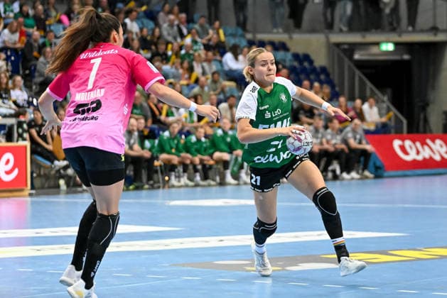 Joanna Granicka (VfL Oldenburg, 21) am Ball gegen Engelina Molenaar (SV Union Halle-Neustadt, 07) VfL Oldenburg vs. SV Union Halle-Neustadt, ALSCO Handball Bundesliga Frauen, Playoffs, 2. Spieltag, Saison 2025 2026, 25.04.2026, VfL Oldenburg vs. SV Union Halle-Neustadt, ALSCO Handball Bundesliga Frauen, Playoffs, 2. Spieltag, Saison 2025 2026, 25.04.2026 Oldenburg Copyright: xEibner-Pressefoto RobertxGertzenx EP_RGN