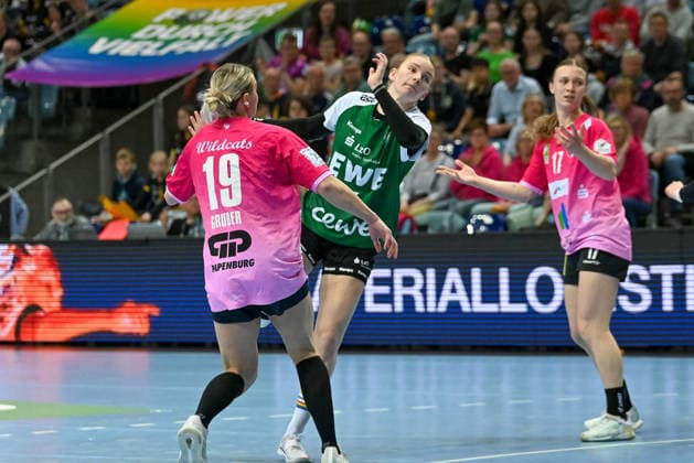 Toni Reinemann (VfL Oldenburg, 04) gegen Lea Gruber (SV Union Halle-Neustadt, 19) VfL Oldenburg vs. SV Union Halle-Neustadt, ALSCO Handball Bundesliga Frauen, Playoffs, 2. Spieltag, Saison 2025 2026, 25.04.2026, VfL Oldenburg vs. SV Union Halle-Neustadt, ALSCO Handball Bundesliga Frauen, Playoffs, 2. Spieltag, Saison 2025 2026, 25.04.2026 Oldenburg Copyright: xEibner-Pressefoto RobertxGertzenx EP_RGN