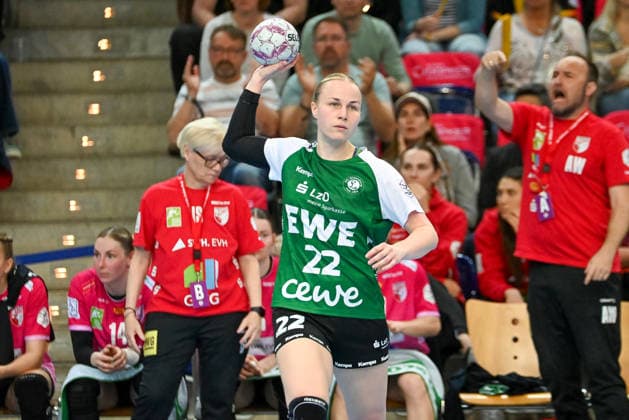 Lotta Roepcke (VfL Oldenburg, 22) VfL Oldenburg vs. SV Union Halle-Neustadt, ALSCO Handball Bundesliga Frauen, Playoffs, 2. Spieltag, Saison 2025 2026, 25.04.2026, VfL Oldenburg vs. SV Union Halle-Neustadt, ALSCO Handball Bundesliga Frauen, Playoffs, 2. Spieltag, Saison 2025 2026, 25.04.2026 Oldenburg Copyright: xEibner-Pressefoto RobertxGertzenx EP_RGN