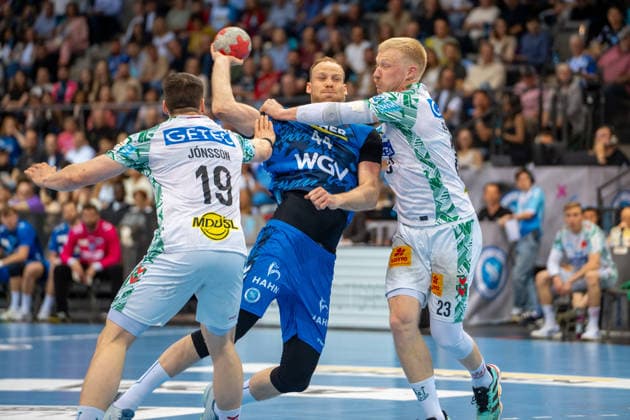 Handball I Herren I Saison 2025-2026 I Bundesliga I 29. Spieltag I TVB Stuttgart - SC Magdeburg I 26.04.2026 Lenny Rubin (44, TVB Stuttgart) verteidigt von Magnus Saugstrup (23, SC Magdeburg) und Elvar Örn Jonsson (19, SC Magdeburg) Stuttgart Porsche Arena Baden-Württemberg Deutschland Copyright: xLobeca MaxxPetershansx