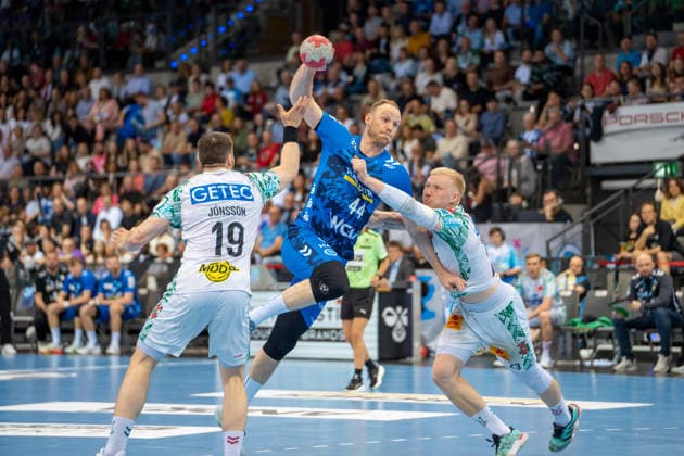 Handball I Herren I Saison 2025-2026 I Bundesliga I 29. Spieltag I TVB Stuttgart - SC Magdeburg I 26.04.2026 Lenny Rubin (44, TVB Stuttgart) im Wurf verteidigt von Magnus Saugstrup (23, SC Magdeburg) und Elvar Örn Jonsson (19, SC Magdeburg) Stuttgart Porsche Arena Baden-Württemberg Deutschland Copyright: xLobeca MaxxPetershansx