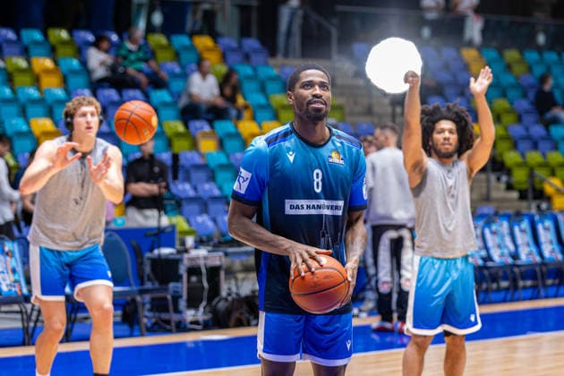 Basketball Bundesliga BBL, Frankfurt Skyliners vs. ALBA Berlin, Süwag Energie Arena Frankfurt am Main; 26.04.2026 Basketball Bundesliga BBL, Frankfurt am Main, Germany - 26.04.2026: William Christmas (Frankfurt Skyliners, 8) am Ball beim Warm-Up, Basketball Bundesliga BBL, Spiel der Frankfurt Skyliners vs. ALBA Berlin, Süwag Energie Arena Frankfurt am Main Copyright: xBEAUTIFULxSPORTS Freudensteinx