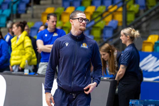 Basketball Bundesliga BBL, Frankfurt Skyliners vs. ALBA Berlin, Süwag Energie Arena Frankfurt am Main; 26.04.2026 Basketball Bundesliga BBL, Frankfurt am Main, Germany - 26.04.2026: Der verletzte Logan Johnson (Frankfurt Skyliners) beim Warm-Up der Mannschaft, Basketball Bundesliga BBL, Spiel der Frankfurt Skyliners vs. ALBA Berlin, Süwag Energie Arena Frankfurt am Main Copyright: xBEAUTIFULxSPORTS Freudensteinx