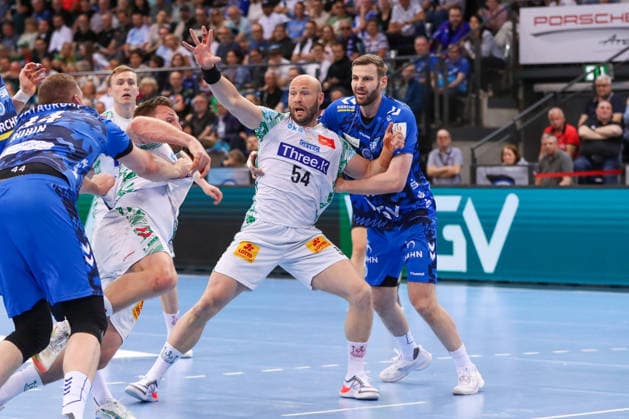 26.04.2026, xgox, Handball - Daikin HBL TVB Stuttgart - SC Magdeburg emspor, v.l. Oscar Bergendahl (Magdeburg, 54), Samuel Roethlisberger (Röthlisberger, Stuttgart, 17) Zweikampf, Duell, Kampf, tackle Stuttgart