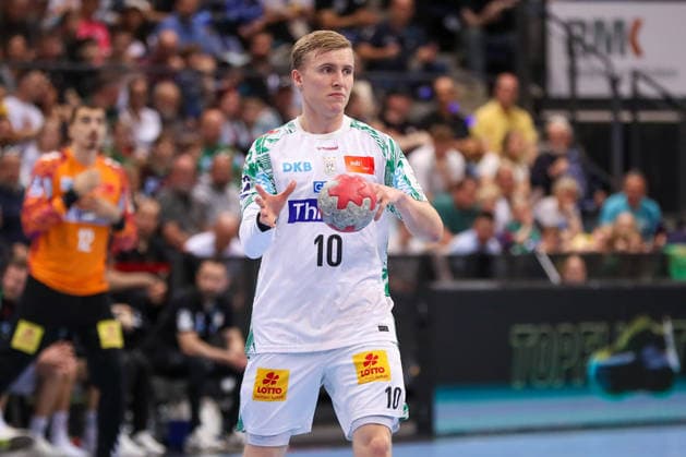 26.04.2026, xgox, Handball - Daikin HBL TVB Stuttgart - SC Magdeburg emspor, v.l. Gisli Thorgeir Kristjansson (Magdeburg, 10) am Ball, plays the ball Stuttgart