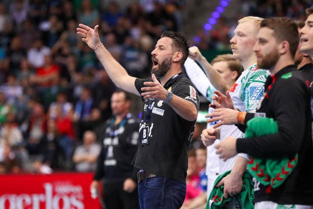 26.04.2026, xgox, Handball - Daikin HBL TVB Stuttgart - SC Magdeburg emspor, v.l. Bennet Wiegert (Magdeburg, Trainer) Reklamiert, beschwert sich, schimpft Stuttgart