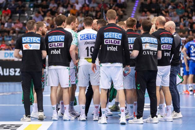 26.04.2026, xgox, Handball - Daikin HBL TVB Stuttgart - SC Magdeburg emspor, v.l. Magdeburg im Mannschaftskreis Stuttgart