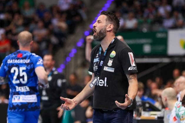 26.04.2026, xgox, Handball - Daikin HBL TVB Stuttgart - SC Magdeburg emspor, v.l. Bennet Wiegert (Magdeburg, Trainer) gibt Anweisungen, gestikuliert mit den Armen, gesticulate, gives instructions Stuttgart