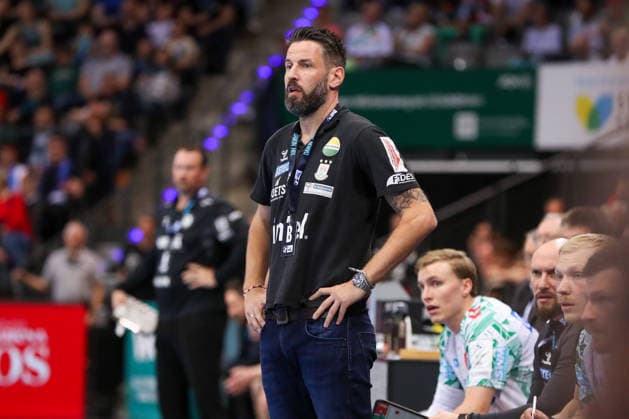 26.04.2026, xgox, Handball - Daikin HBL TVB Stuttgart - SC Magdeburg emspor, v.l. Bennet Wiegert (Magdeburg, Trainer) gibt Anweisungen, gestikuliert mit den Armen, gesticulate, gives instructions Stuttgart