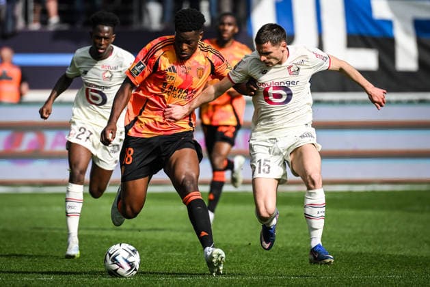 April 26, 2026, Paris, France, France: Marshall MUNETSI of Paris FC and Romain PERRAUD of Lille during the Ligue 1 match between Paris FC and Lille OSC (LOSC) at Jean-Bouin Stadium on April 26, 2026 in Paris, France. Paris France - ZUMAm308 20260426_zsp_m308_002 Copyright: xMatthieuxMirvillex