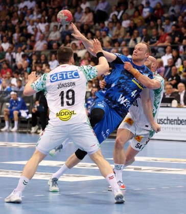 26.04.2026 Stuttgart, Handball TVB Stuttgart vs. SC Magdeburg, v.l. Elvar Örn Jonsson (Magdeburg), Lenny Rubin (TVB)