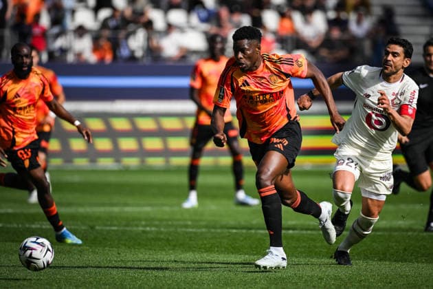 April 26, 2026, Paris, France, France: Marshall MUNETSI of Paris FC and Benjamin ANDRE of Lille during the Ligue 1 match between Paris FC and Lille OSC (LOSC) at Jean-Bouin Stadium on April 26, 2026 in Paris, France. Paris FC V Lille OSC - Ligue 1  - ZUMAm308 20260426_zsp_m308_001 Copyright: xMatthieuxMirvillex