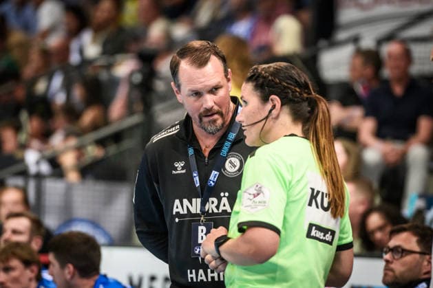 Misha Kaufmann (TVB Stuttgart, Trainer) spricht mit Schiedsrichterin GER, TVB Stuttgart - SC Magdeburg, DAIKIN HBL, Handball, Bundesliga, 29. Spieltag, Spielzeit 2025 2026, 26.04.2026 GER, TVB Stuttgart - SC Magdeburg, DAIKIN HBL, Handball, Bundesliga, 29. Spieltag, Spielzeit 2025 2026, 26.04.2026 Stuttgart Copyright: xSandyxDinkelackerx EP_SDR