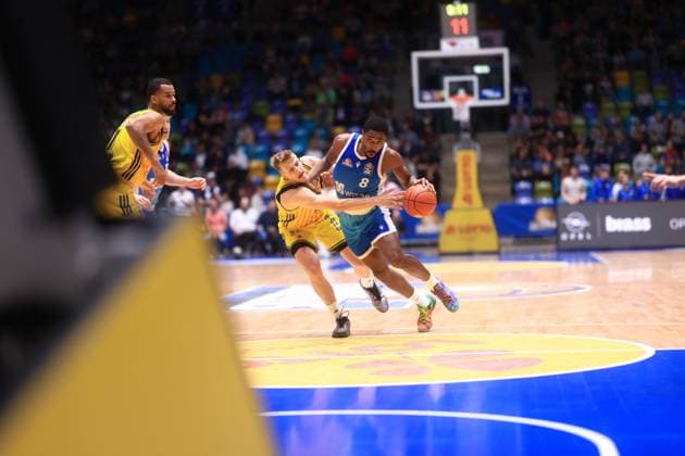 William Christmas (8; Frankfurt Skyliners) dribbelt energisch Richtung Korb, während Norris Agbakoko (17; Alba Berlin) und Sam Griesel (5; Alba Berlin) versuchen, ihn zu stoppen Schneller Angriff mit William Christmas (8; Frankfurt Skyliners) und Verteidigung von Norris Agbakoko (17; Alba Berlin) und Sam Griesel (5; Alba Berlin)