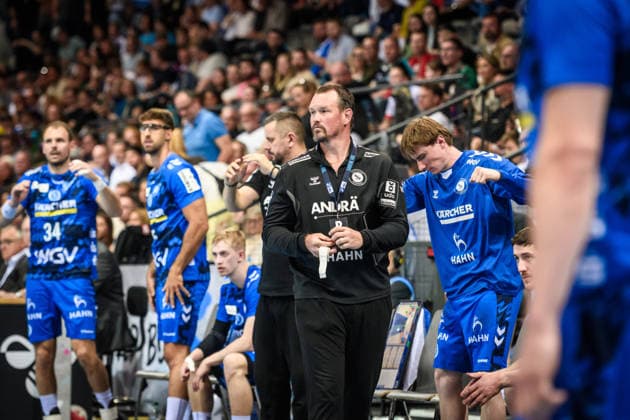Misha Kaufmann (TVB Stuttgart, Trainer) - konzentrierter Blick auf das Spielfeld GER, TVB Stuttgart - SC Magdeburg, DAIKIN HBL, Handball, Bundesliga, 29. Spieltag, Spielzeit 2025 2026, 26.04.2026 GER, TVB Stuttgart - SC Magdeburg, DAIKIN HBL, Handball, Bundesliga, 29. Spieltag, Spielzeit 2025 2026, 26.04.2026 Stuttgart Copyright: xSandyxDinkelackerx EP_SDR