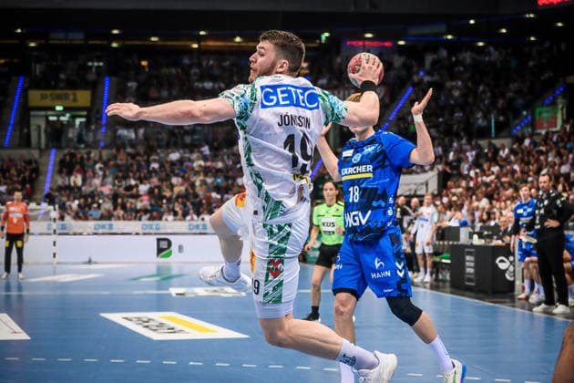 Elvar Oern Jonsson (SC Magdeburg 19) springt in den Kreis, vorbei an Linus Schmid (TVB Stuttgart, 18) GER, TVB Stuttgart - SC Magdeburg, DAIKIN HBL, Handball, Bundesliga, 29. Spieltag, Spielzeit 2025 2026, 26.04.2026 GER, TVB Stuttgart - SC Magdeburg, DAIKIN HBL, Handball, Bundesliga, 29. Spieltag, Spielzeit 2025 2026, 26.04.2026 Stuttgart Copyright: xSandyxDinkelackerx EP_SDR