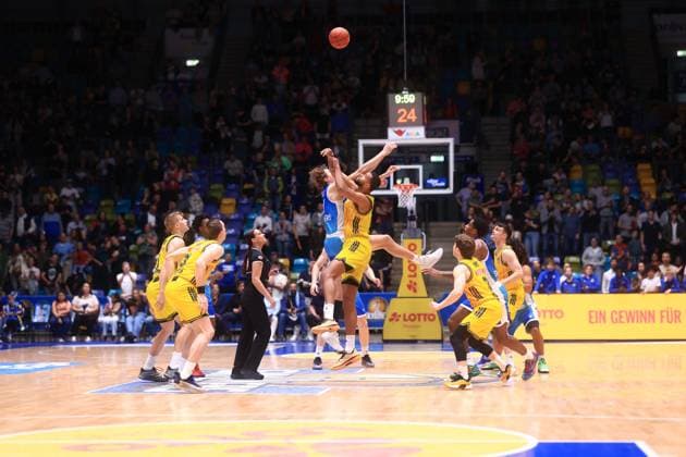 Sprungball zwischen Jonas Mattisseck (9; Alba Berlin) und einem Spieler von Frankfurt Skyliners im SNP-Dome bei Süwag Sprungball zwischen Jonas Mattisseck (9; Alba Berlin) und Frankfurt Skyliners