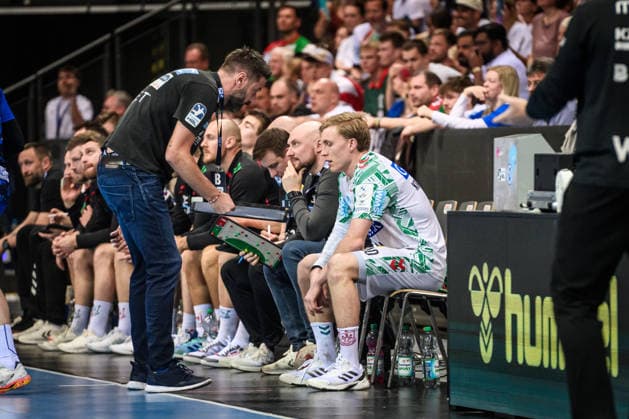 Bennet Wiegert (Trainer SC Magdeburg) spricht mit Gisli Thorgeir Kristjansson (SC Magdeburg 10) GER, TVB Stuttgart - SC Magdeburg, DAIKIN HBL, Handball, Bundesliga, 29. Spieltag, Spielzeit 2025 2026, 26.04.2026 GER, TVB Stuttgart - SC Magdeburg, DAIKIN HBL, Handball, Bundesliga, 29. Spieltag, Spielzeit 2025 2026, 26.04.2026 Stuttgart Copyright: xSandyxDinkelackerx EP_SDR