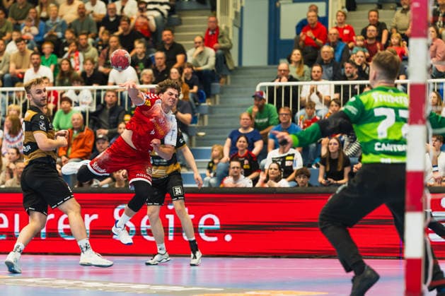 Anton Preußner (HC Elbflorenz 2006, 13) schaut dem Uwrf von Felix Goettler (TuSEM Essen, 04) hinterher, Robin Cantegrel (HC Elbflorenz 2006, 77) im Tor TuSEM Essen vs. HC Elbflorenz Dresden, Handball, 2.HBL, 29.Spieltag, Saison 2025 26, 26.04.2026, TuSEM Essen vs. HC Elbflorenz Dresden, Handball, 2.HBL, 29.Spieltag, Saison 2025 26, 26.04.2026 Essen Copyright: xEibner-Pressefoto LukasxBaldygax EP_LBA