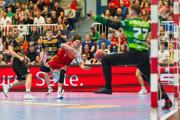 Anton Preußner (HC Elbflorenz 2006, 13) und Louis Bensch (HC Elbflorenz 2006, 03) schauen dem Wurf von Felix Goettler (TuSEM Essen, 04) hinterher, Robin Cantegrel (HC Elbflorenz 2006, 77) versucht zu halten TuSEM Essen vs. HC Elbflorenz Dresden, Handball, 2.HBL, 29.Spieltag, Saison 2025 26, 26.04.2026, TuSEM Essen vs. HC Elbflorenz Dresden, Handball, 2.HBL, 29.Spieltag, Saison 2025 26, 26.04.2026 Essen Copyright: xEibner-Pressefoto LukasxBaldygax EP_LBA