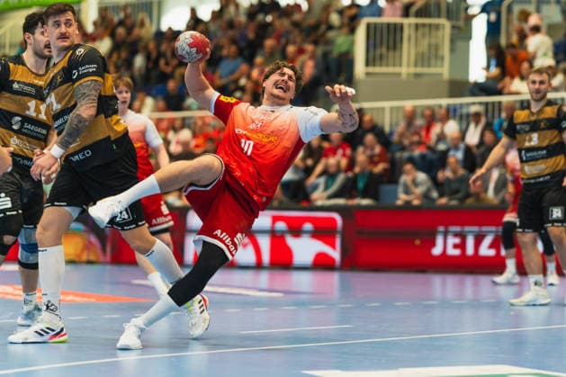 Doruk Pehlivan (HC Elbflorenz 2006, 11) und Oliver Seidler (HC Elbflorenz 2006, 71) kommen zu spat beim Wurf von Finn Wolfram (TuSEM Essen, 10) TuSEM Essen vs. HC Elbflorenz Dresden, Handball, 2.HBL, 29.Spieltag, Saison 2025 26, 26.04.2026, TuSEM Essen vs. HC Elbflorenz Dresden, Handball, 2.HBL, 29.Spieltag, Saison 2025 26, 26.04.2026 Essen Copyright: xEibner-Pressefoto LukasxBaldygax EP_LBA