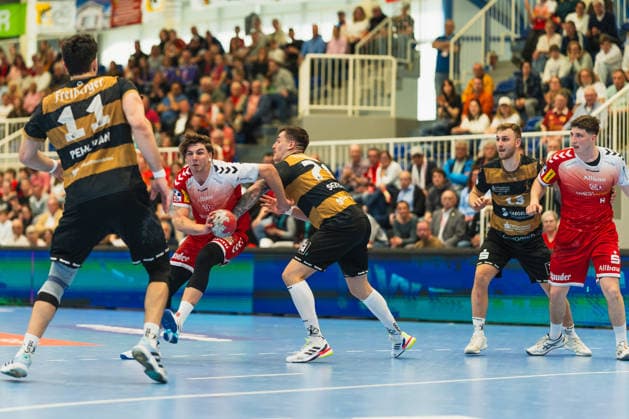 Doruk Pehlivan (HC Elbflorenz 2006, 11), Felix Goettler (TuSEM Essen, 04) setzt im Zweikampf zum Wurf an, Oliver Seidler (HC Elbflorenz 2006, 71) deckt ihn, Anton Preußner (HC Elbflorenz 2006, 13) TuSEM Essen vs. HC Elbflorenz Dresden, Handball, 2.HBL, 29.Spieltag, Saison 2025 26, 26.04.2026, TuSEM Essen vs. HC Elbflorenz Dresden, Handball, 2.HBL, 29.Spieltag, Saison 2025 26, 26.04.2026 Essen Copyright: xEibner-Pressefoto LukasxBaldygax EP_LBA