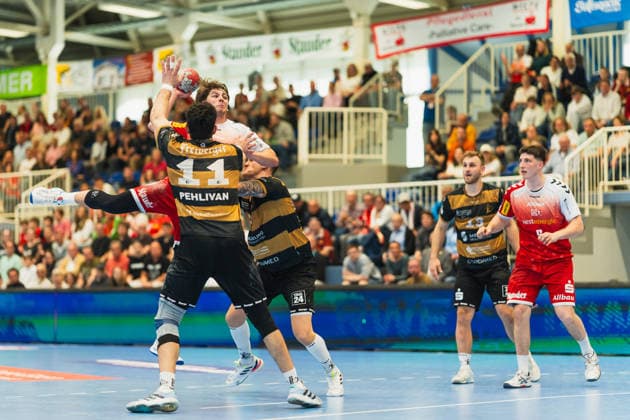 Doruk Pehlivan (HC Elbflorenz 2006, 11) versucht Felix Goettler (TuSEM Essen, 04) zu blocken, Anton Preußner (HC Elbflorenz 2006, 13), Valentin Willner (TuSEM Essen, 05) TuSEM Essen vs. HC Elbflorenz Dresden, Handball, 2.HBL, 29.Spieltag, Saison 2025 26, 26.04.2026, TuSEM Essen vs. HC Elbflorenz Dresden, Handball, 2.HBL, 29.Spieltag, Saison 2025 26, 26.04.2026 Essen Copyright: xEibner-Pressefoto LukasxBaldygax EP_LBA