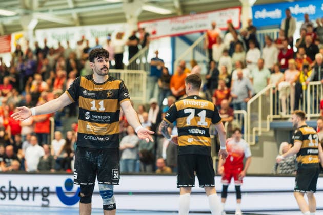 Doruk Pehlivan (HC Elbflorenz 2006, 11) prtotestiert TuSEM Essen vs. HC Elbflorenz Dresden, Handball, 2.HBL, 29.Spieltag, Saison 2025 26, 26.04.2026, TuSEM Essen vs. HC Elbflorenz Dresden, Handball, 2.HBL, 29.Spieltag, Saison 2025 26, 26.04.2026 Essen Copyright: xEibner-Pressefoto LukasxBaldygax EP_LBA