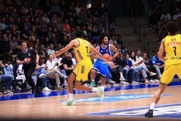 Ryan Hawkins (33; Frankfurt Skyliners) mit Ball am Korb, während Jack Kayil (7; Alba Berlin) und Anton Nufer (20; Alba Berlin) verteidigen Spielszene mit Ryan Hawkins (33; Frankfurt Skyliners) und Jack Kayil (7; Alba Berlin)