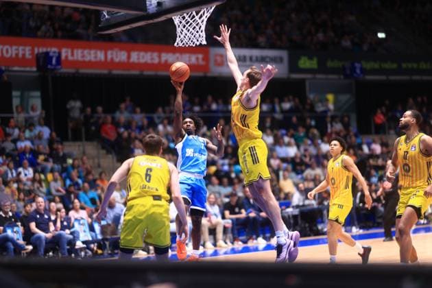 Isaiah Swope (1; Frankfurt Skyliners) mit Sprungwurf über Norris Agbakoko (17; Alba Berlin) in der Süwag Sprungwurf von Isaiah Swope (1; Frankfurt Skyliners) über Norris Agbakoko (17; Alba Berlin)
