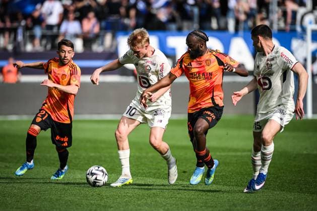 April 26, 2026, Paris, France, France: Maxime LOPEZ of Paris FC, Hakon ARNAR HARALDSSON of Lille and Jonathan IKONE of Paris FC during the Ligue 1 match between Paris FC and Lille OSC (LOSC) at Jean-Bouin Stadium on April 26, 2026 in Paris, France. Paris France - ZUMAm308 20260426_zsp_m308_006 Copyright: xMatthieuxMirvillex